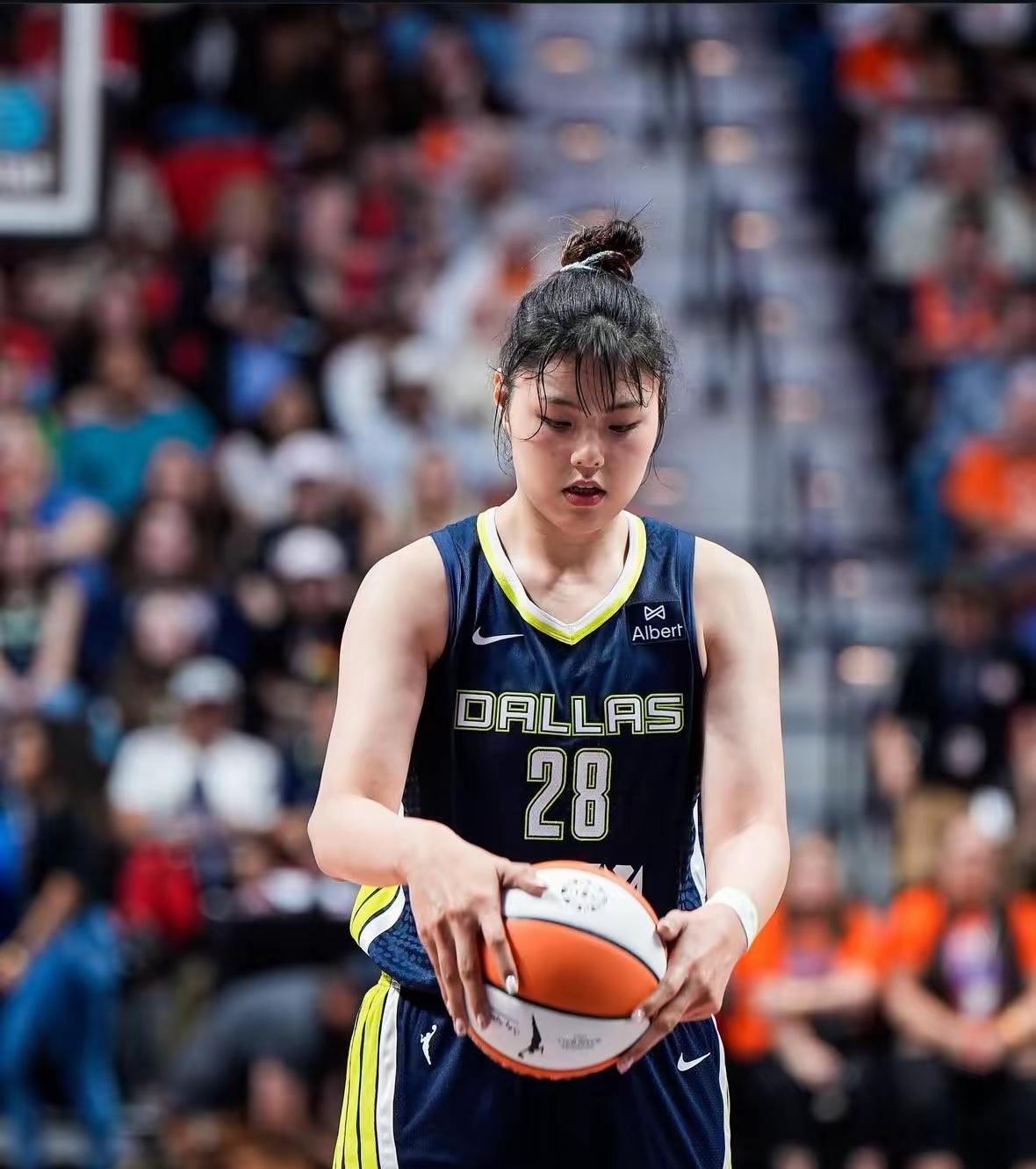 今天李月汝算是在客场出了口恶气！
因为就半个小时前，李月汝所在的WNBA 达拉斯
