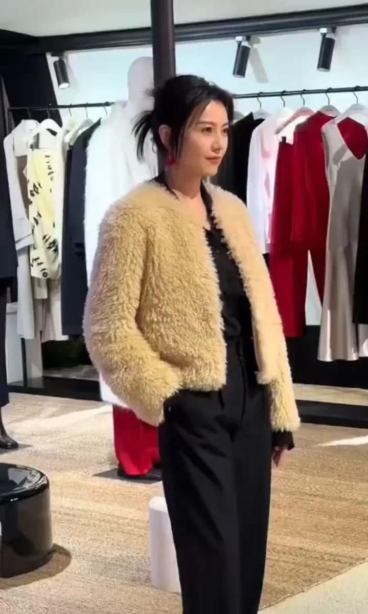 高圆圆被叫阿姨的反应











啊，难以置信！高圆圆，那个冻龄女神，