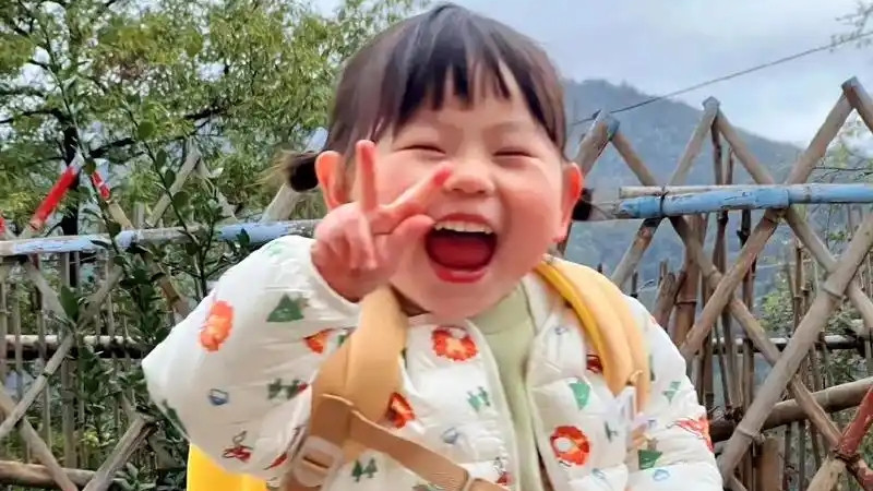 3岁娃日赚3万？揭秘'啃小族'疯狂背后：孩子哭到吐，家长笑数钱