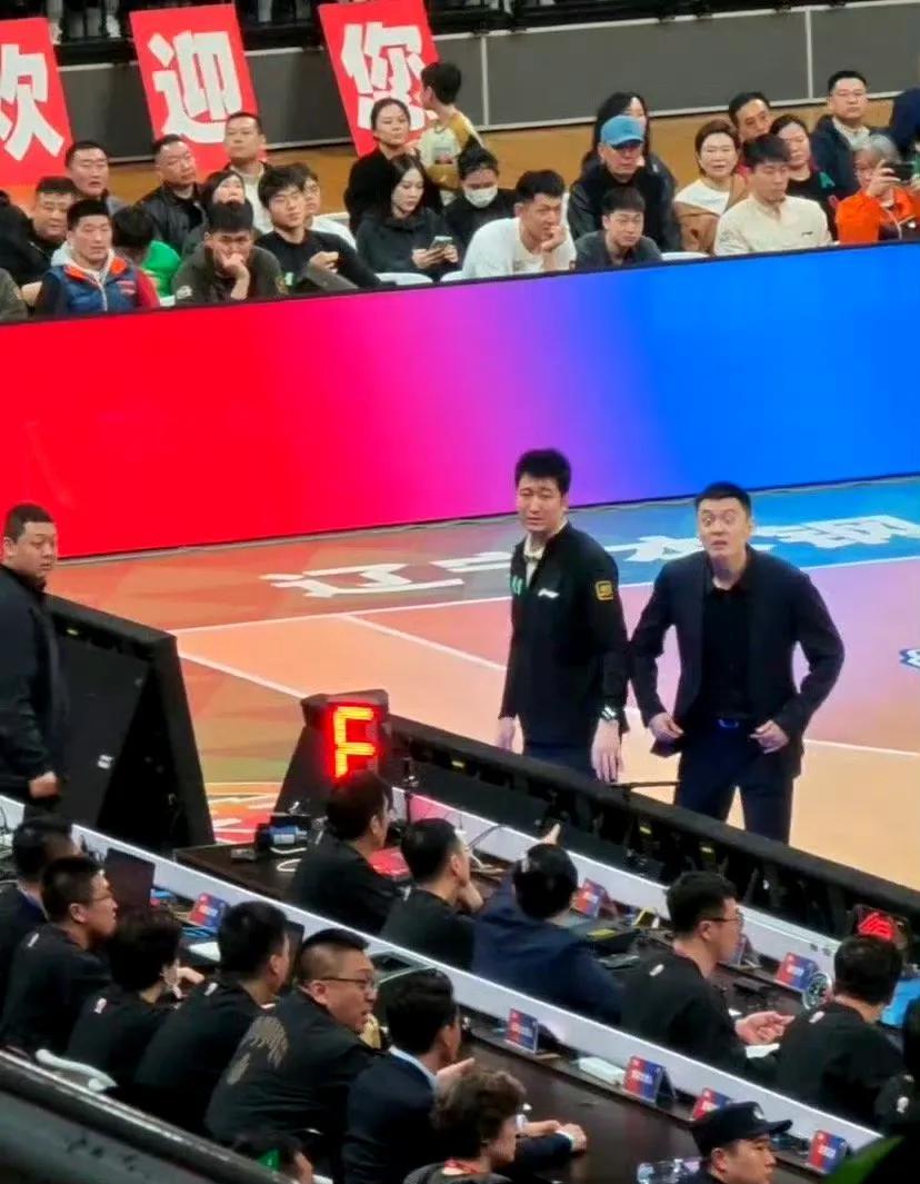 杨鸣这样的大帅哥当了教练后因为生气经常做出不在乎颜值的表情，是裁判和技术台太不专