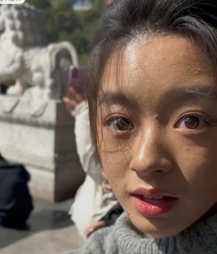 说真的，黄杨钿甜没大家夸的那么漂亮。她眼皮有点肿，得贴双眼皮贴才显精神，化完妆和
