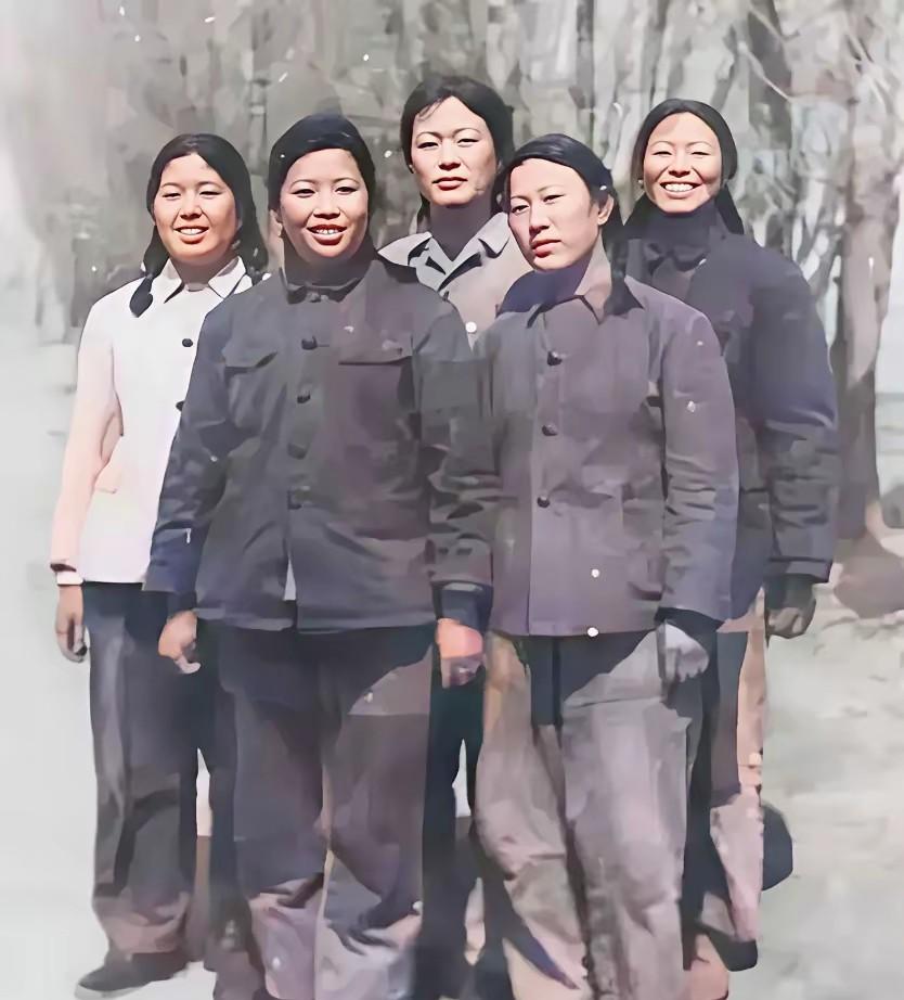 这是70年代，5位城市女知青在农村的合影照。
照片中她们虽然衣着朴素，但眉眼间所