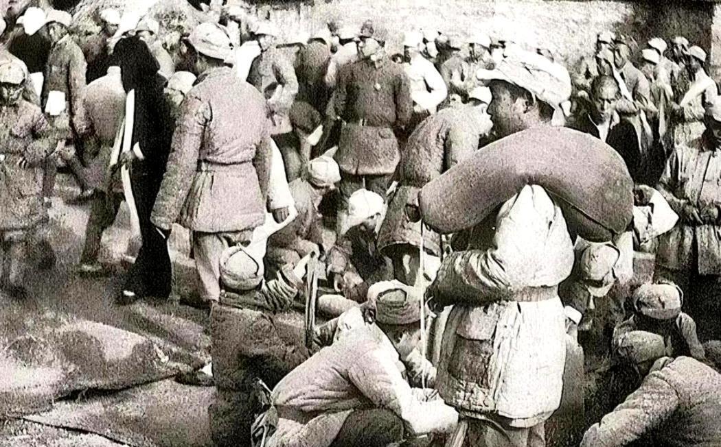 1942年，瑞大娘挎着篮子给十几名八路军战士送鸡蛋，却撞见他们齐刷刷撅着身子在茅