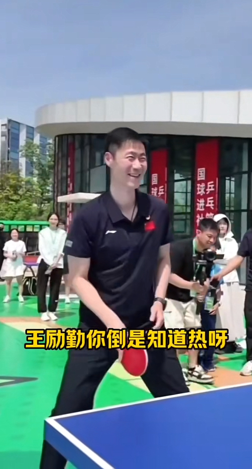 只有王力勤笑了，其他队员满脸的无奈[我想静静]
我不知道他怎么想的。不是要集训打