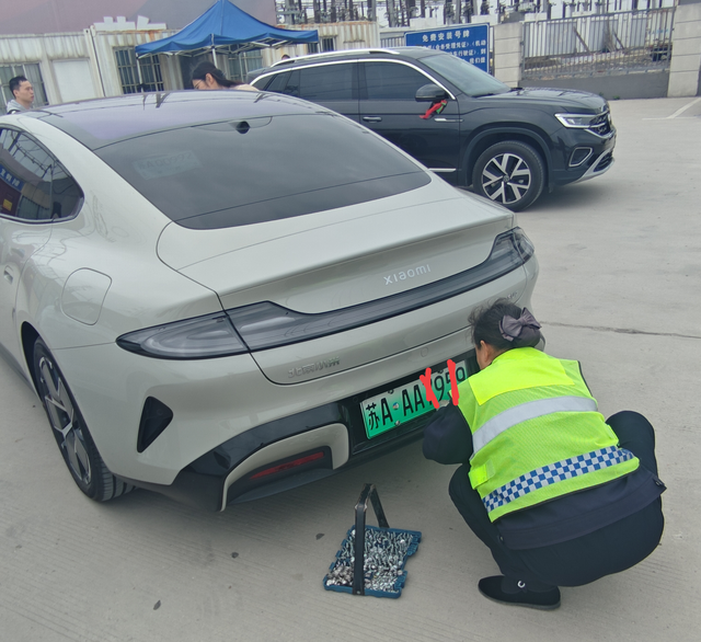 我的su7终于上牌了
临牌开了一周，出入车库真不方便，上牌后开着完美！