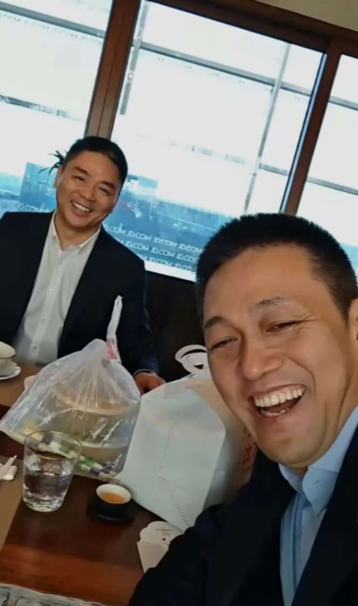 斌哥邀请刘强东试驾ET9
刘强东果断下单，
两位大佬再度同框，一起享受京东外卖的