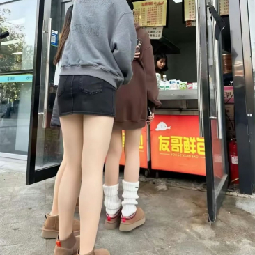 现在真的好流行这种穿搭，都不怕冷是吧！