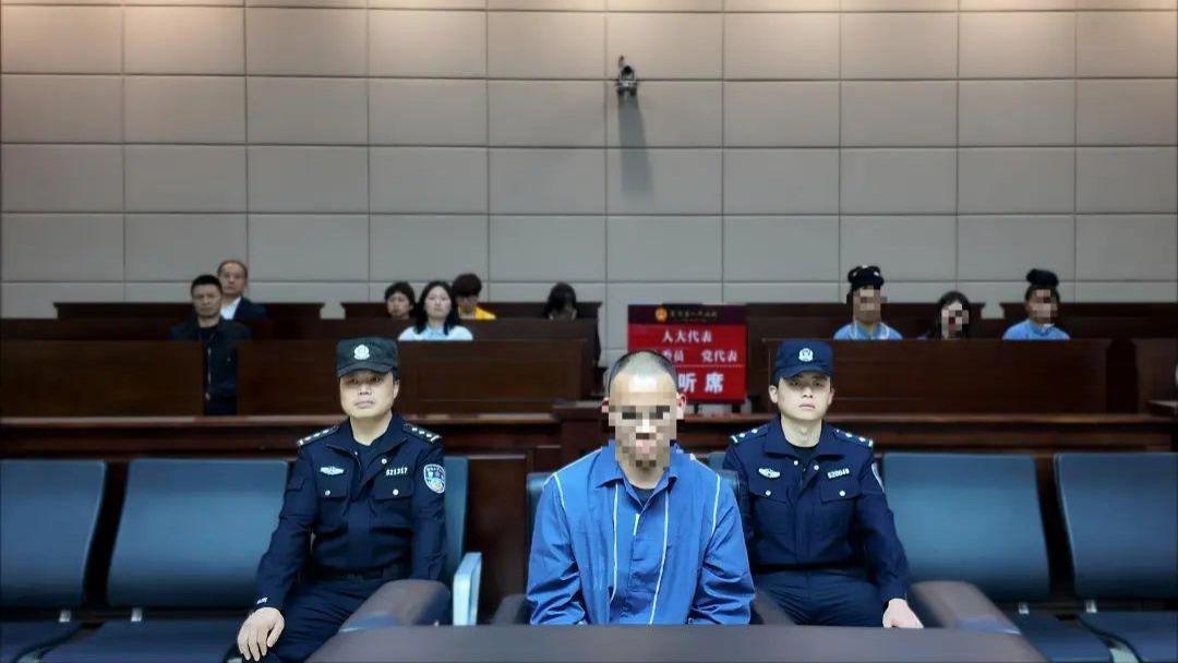 硅胶头套+匕首复仇，黑暗中的致命错误：一男子情杀未遂错伤他人获刑