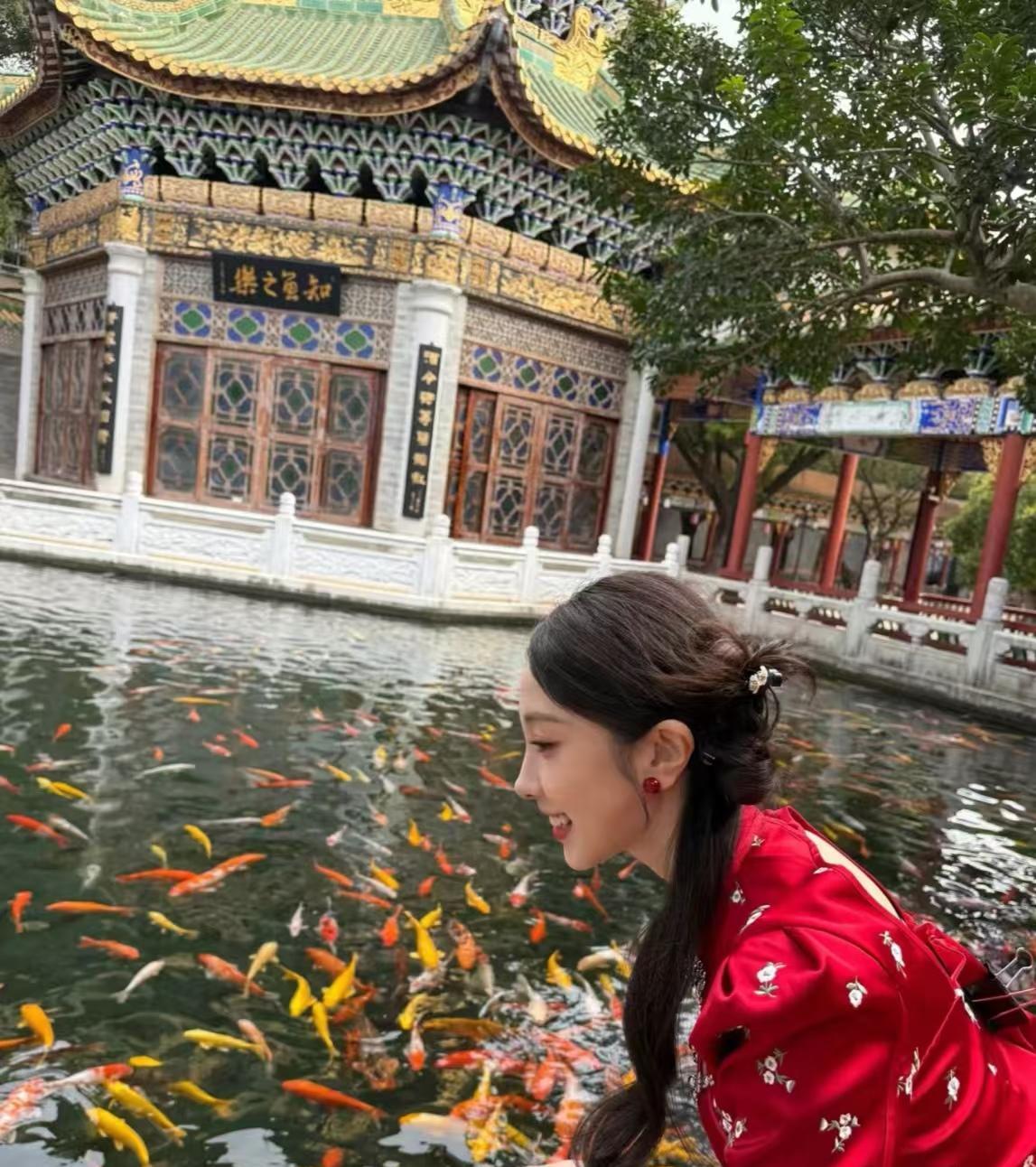 终于知道明星们的衣服为什么每次都会那么合身，张小婉无意间透露了一个大秘密。
原来