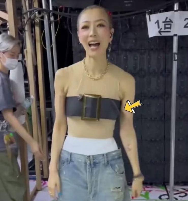 郑秀文迷之穿搭系列之一，把腰带当抹胸穿。得亏人瘦得像平板，不然可卡不进去。
