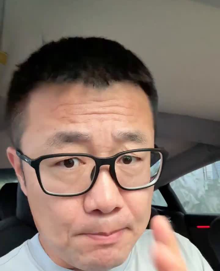 三百万的购车款被销售骗走。
虽然警方已介入控制了销售，但是这批车主想要提车，店