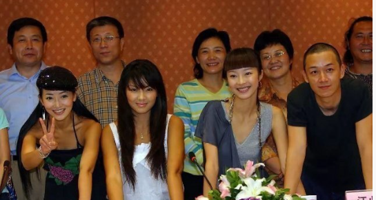 18年前的刘涛原来不是唯一的黑美人，她左边的陈紫函肤色和她一样，也是黑美人 ​​