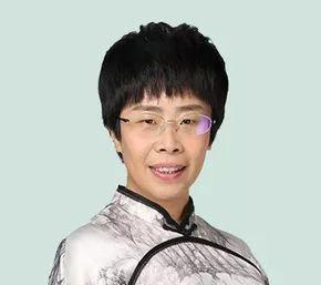 北大才女蒙曼50岁时依然单身，朱迅问她：“你最想嫁的男人是谁？”蒙曼沉思片刻说了