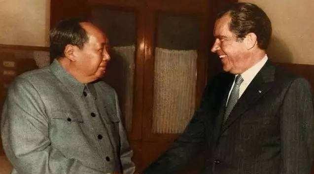 1972年，尼克松访华，毛主席送给他4两茶叶，他嫌礼物太少了，脸色当时就不好看了