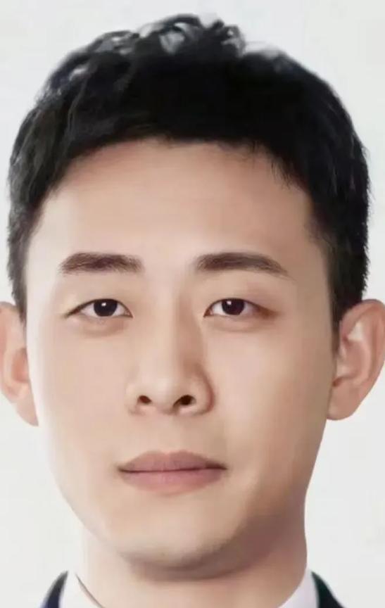 张译是1978年出生于黑龙江哈尔滨的内地男演员。他曾服役于北京军区政治部战友话剧