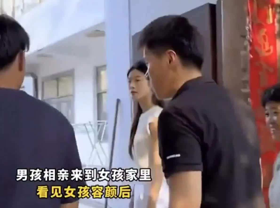 男子去女孩家里相亲，满怀期待的来，没想到进门只看了女孩一眼，转头就往外走，出门后