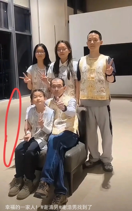 血脉是真的很神 奇，24年不见依旧没有距离感！该说不说，一家人的合照真好看，尤其