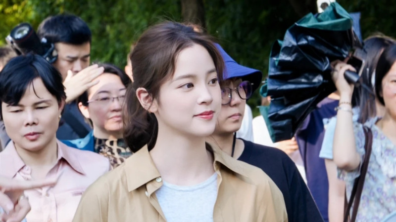 欧阳娜娜和姐姐回江西吉安，娜比是人群中最亮眼那个人
