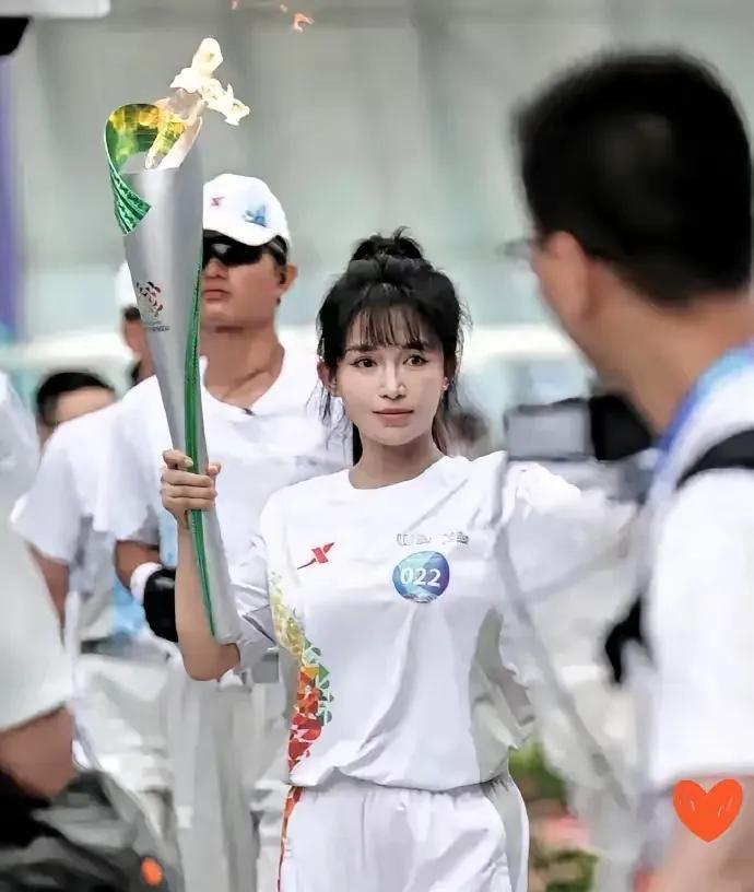 李子柒当火炬手，我觉得比任何一个娱乐圈的女明星都更加合适。
李子柒因为拍视频火了
