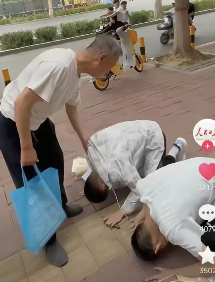 双胞胎兄弟跪谢爷爷后续来了，我们可以放心了！村里每年都会有4000救助金，爷爷奶