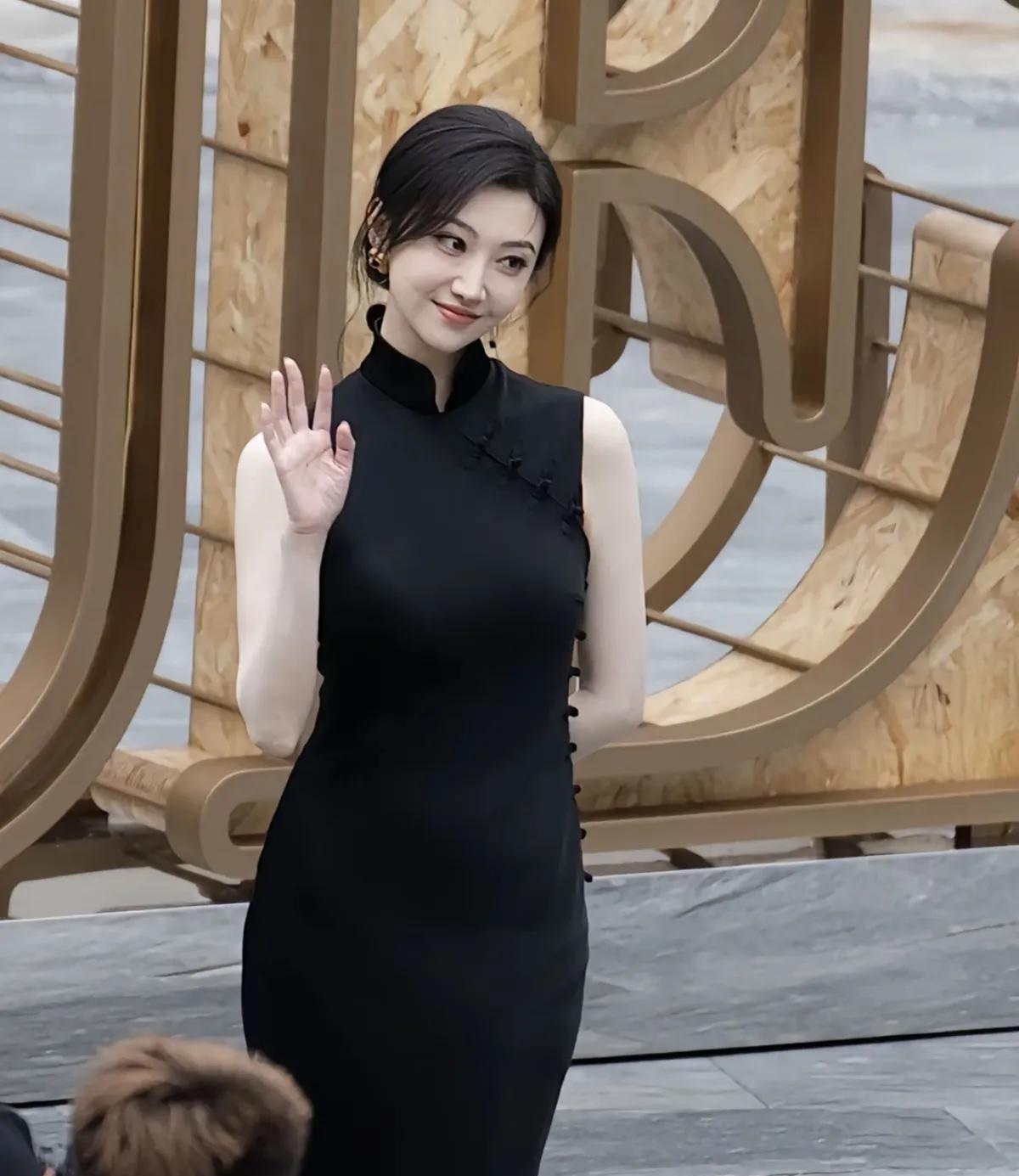 第一次看她的电影是跟何润东主演的我的美女老板，真的很美[比心]景甜和杨钰莹是同一
