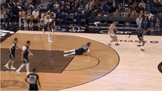 库里三分出手一箭穿心，下半场开局已命中2记三分