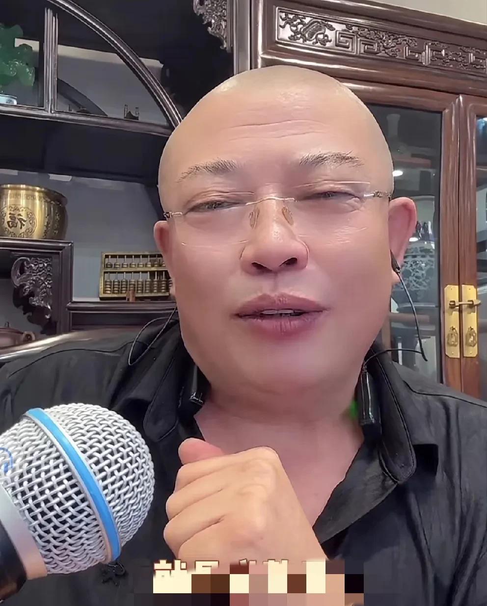 驴爸提议将二驴、驴姐全家人齐聚东北大院过年。
            驴爸想着今