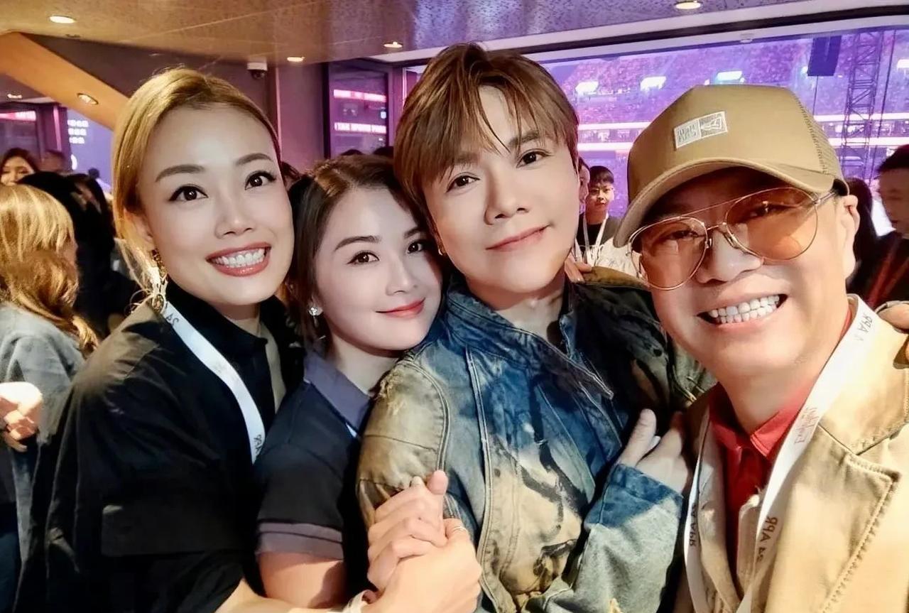欧阳震华也去看谢霆锋演唱会了，现场好多大牌明星！
4月25日，欧阳震华在社交平台