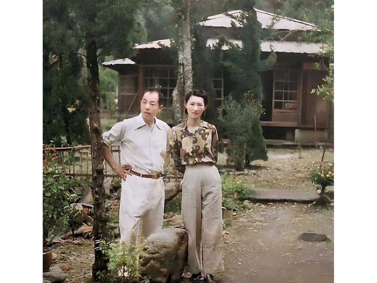 幽禁中的张学良将军与赵一荻，曾经的帅哥与美女，合影留念。