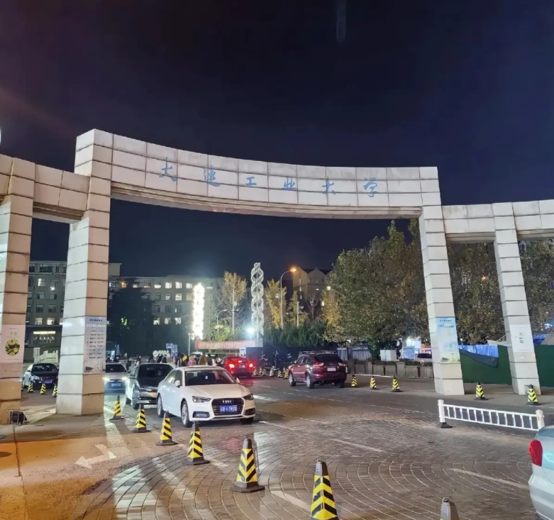 快刀斩乱麻，这下总算彻底琢磨明白了，大连工业大学为啥非开除李同学不可。看看那个英