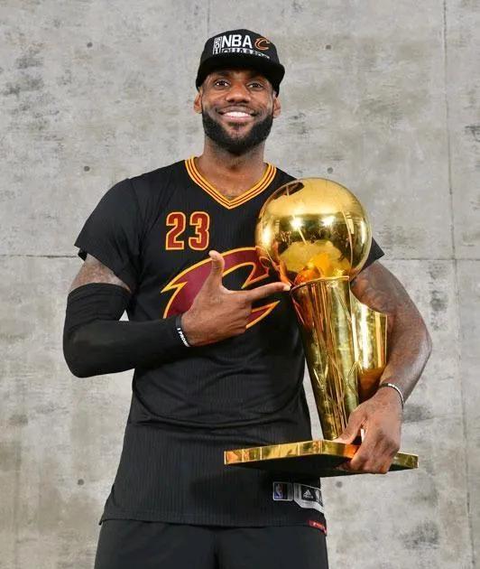 詹姆斯打杜兰特，35次只赢20场
但他每次转会都避开刚打败自己的球队，杜兰特偏偏