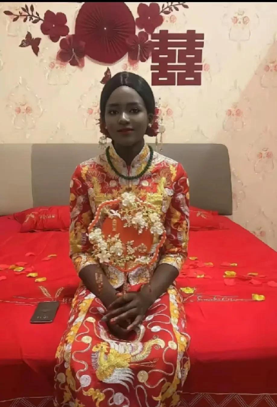 中国小伙娶了个非常漂亮的黑人姑娘，一下子乐极生悲。
婚房里一片喜气洋洋，客人都围