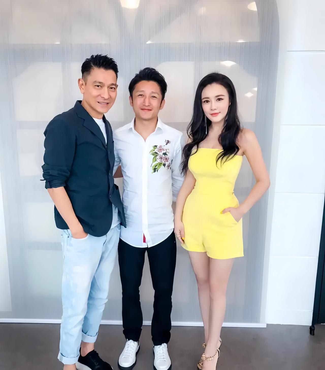 刘德华与邹市明夫妇合影旧照，蝇量级拳王邹市明站在C位，感觉比他老婆冉莹颖还要瘦些