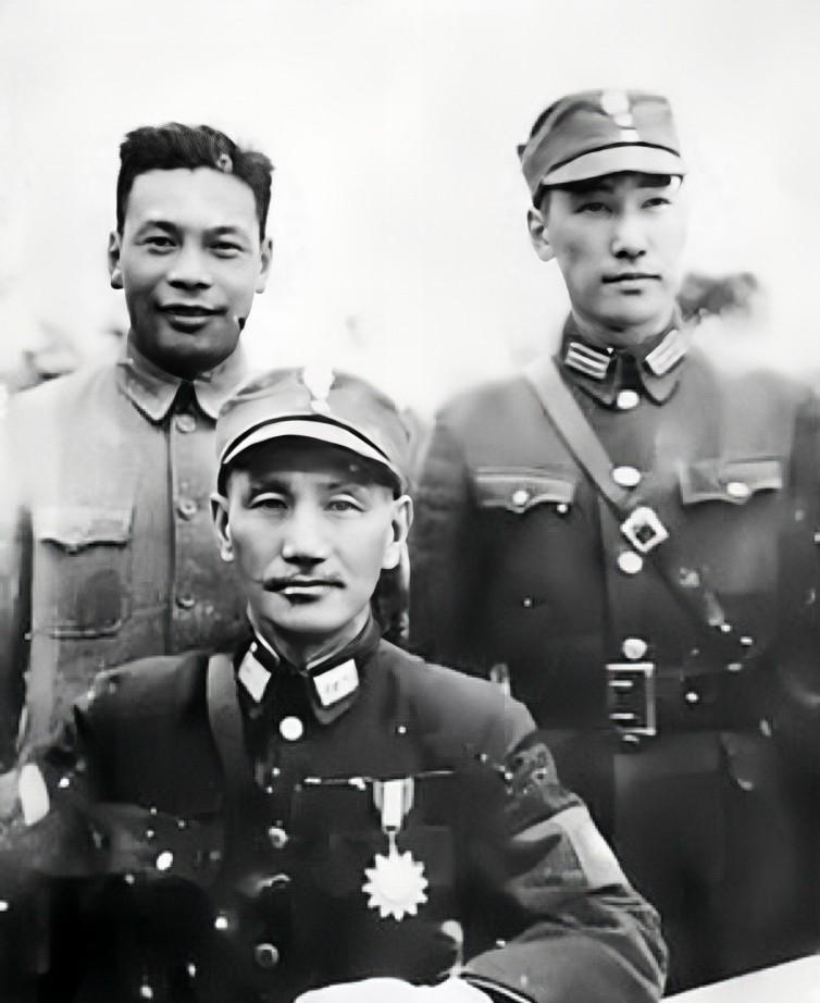 抗战时期，蒋校长与儿子经国和纬国的合影照片，镜头中的蒋校长和纬国穿着军装，经国穿