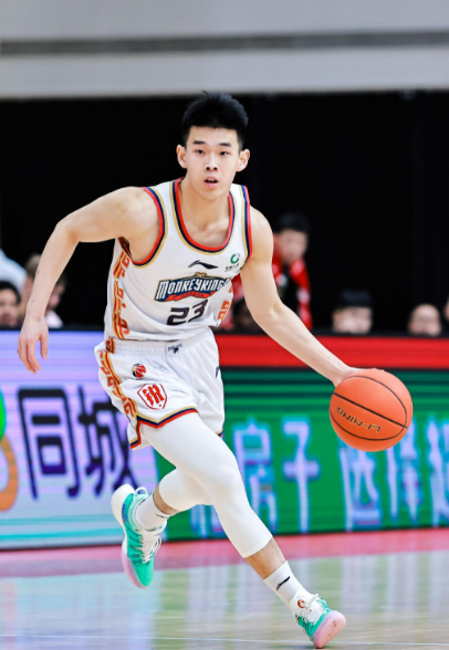 有前途！CBA联赛国内得分王签约澳洲NBL球队三年。

据澳媒报道:中国球员林葳