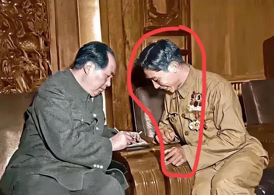 伟人接抗美援朝战斗英雄时的亲和情境，主席将烟火朝手心，专心致志给兵娃写改名吊旦改