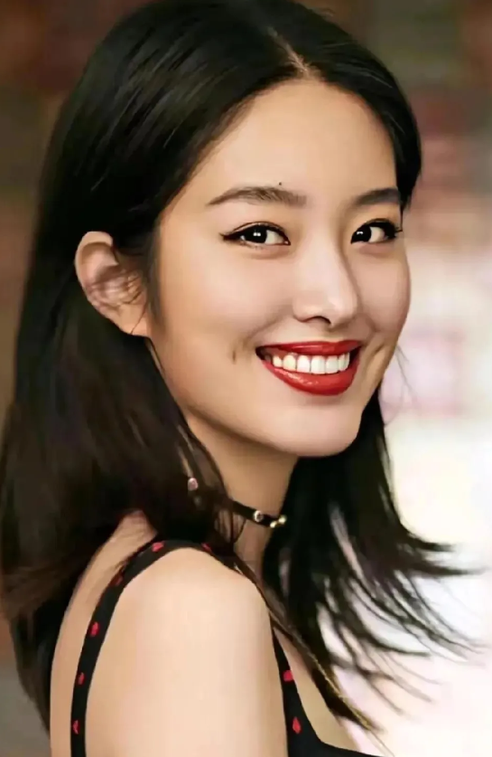 杨采钰这么美谁不想画！她也开始展示美貌了，确实比刘亦菲美，而且人家也没有铺天盖地