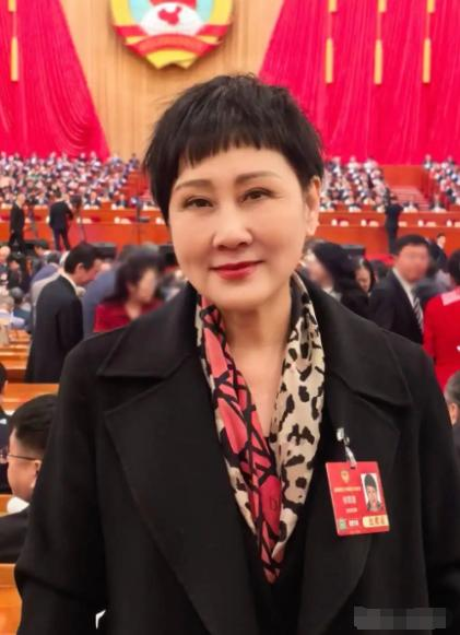 没想到今年两会最扎心的提案，竟是演员张凯丽提出的，她直言：“35岁正是干事儿的时