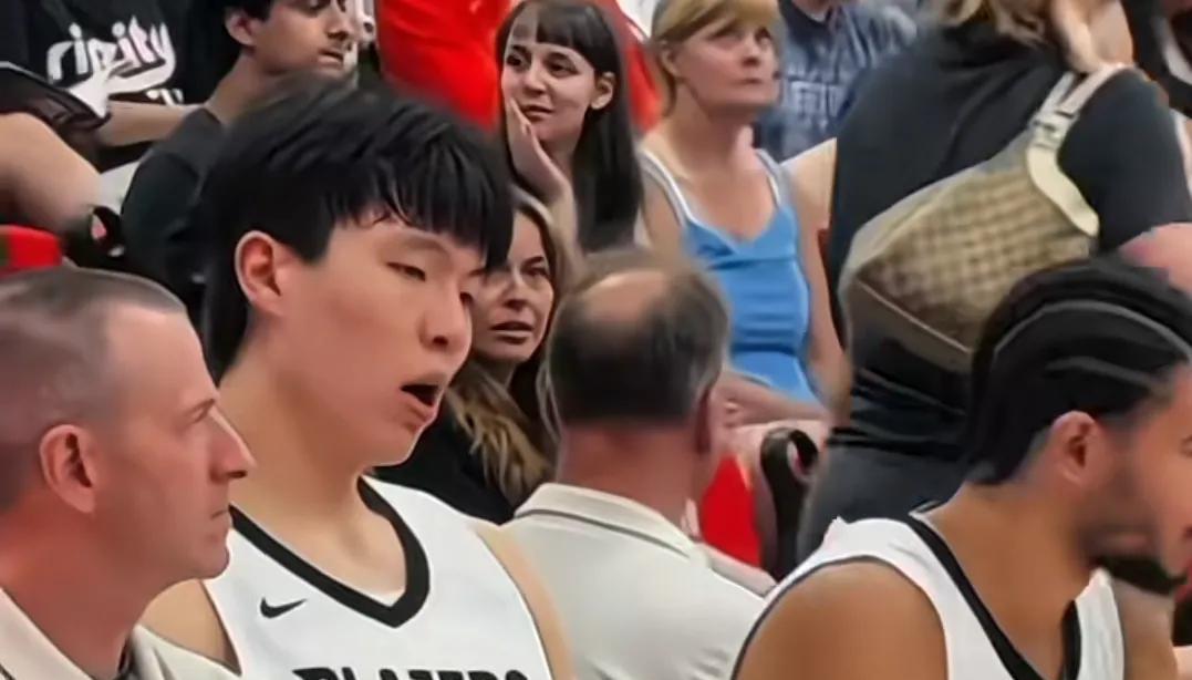 NBA和CBA的强度无法比，杨瀚森被换下场后，还在大口喘粗气，累的不要不要的…