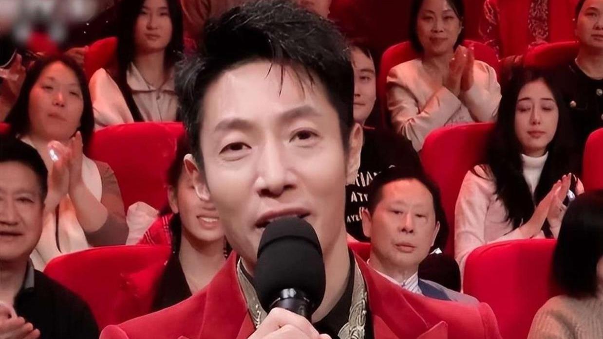 2025央视主持天团大洗牌！撒贝宁龙洋坚守，董卿回归？00后成黑马
