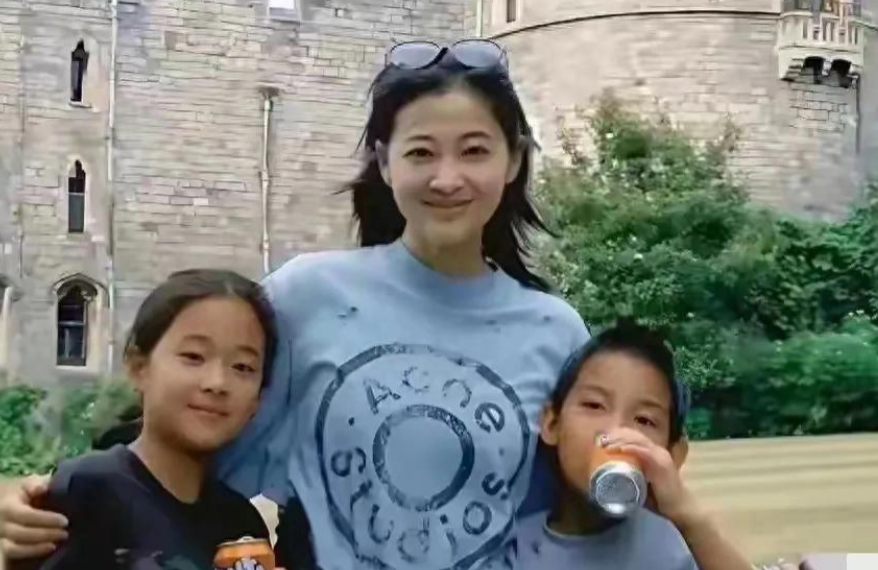 天啊，梅婷女儿咋长这样？忧郁的眼神，两个黑眼圈，跟梅婷太像了