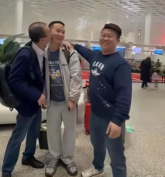 老谢一直想要个儿子，结果生了三个都不是。一开始孩子丢了也去找过，没找到就算了。后