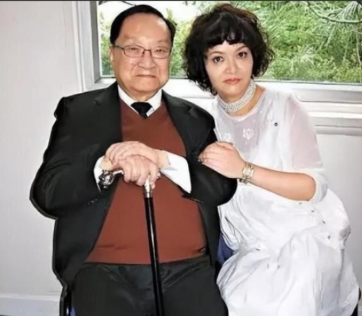 1976年，52岁的金庸爱上16岁女招待。他想要和妻子离婚，妻子说：“可以，但是