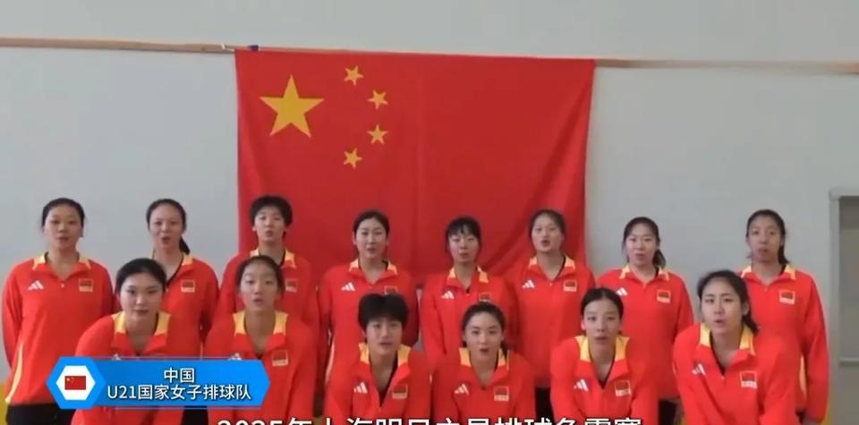 国青二传朱航霆身高1米88，从站姿对比来看，仅比1米90的副攻李涵宇矮一点，身高