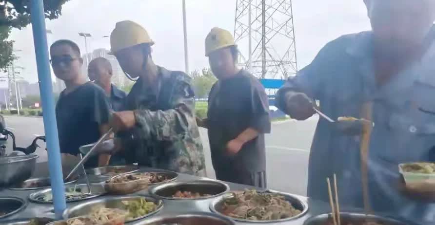女子卖盒饭遭快餐店老板欺凌，工人集体怒怼：我们就要吃她的盒饭