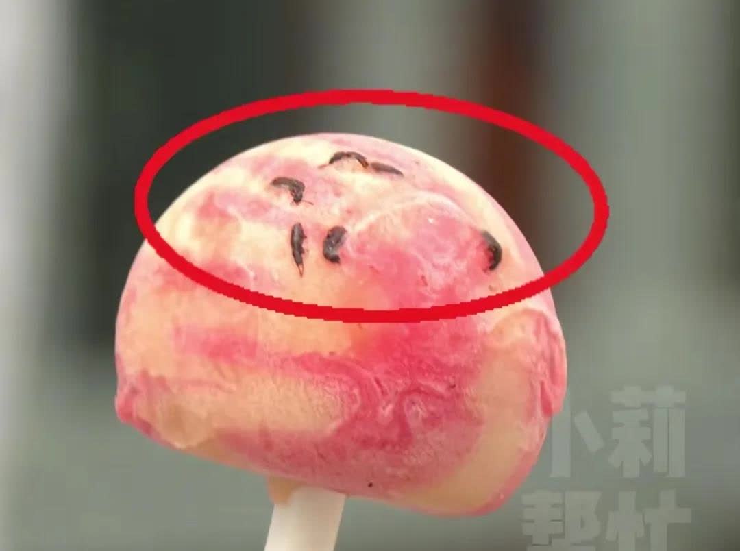 4月7号，男子称给孩子买阿尔卑斯棒棒糖，打开后竟发现有多个黑色虫子。


