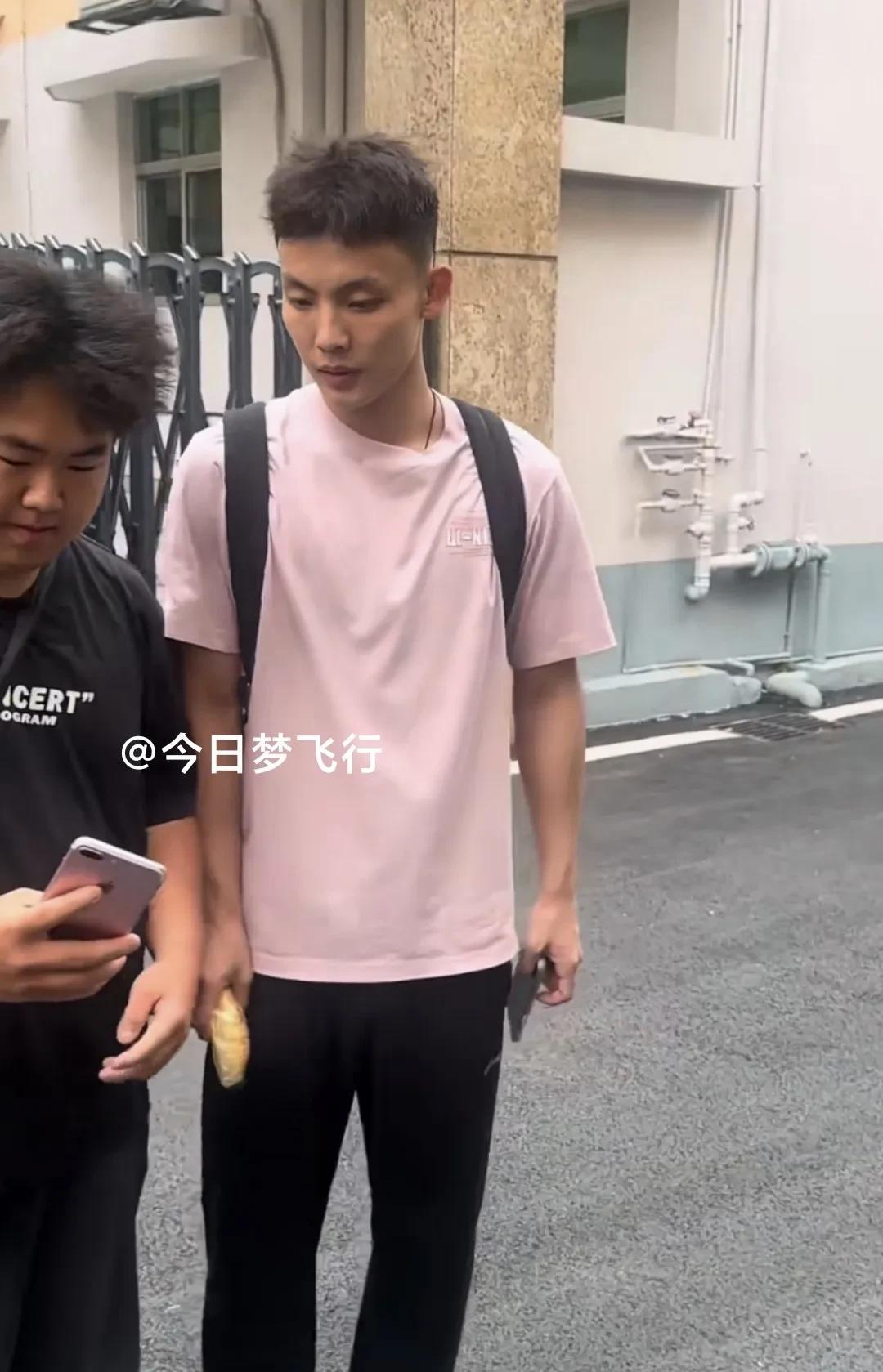 今早广东队出发广州二沙岛，徐杰与球迷合照，张皓嘉为球迷签名，徐昕睡眼惺忪！
今天