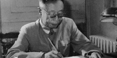 1963年，溥仪在北京街道闲逛，看到一烧饼摊，于是便买了一个。没想到刚吃了一口，