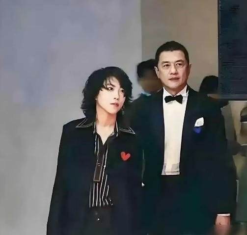 李亚鹏和窦靖童如亲生父女

看到李亚鹏和窦靖童一起出席活动，真的令人非常惊讶，没