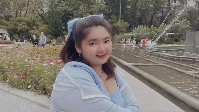 67岁胡慧中在香港，带女儿去看樱花，女儿身材肥胖，长相非常普通